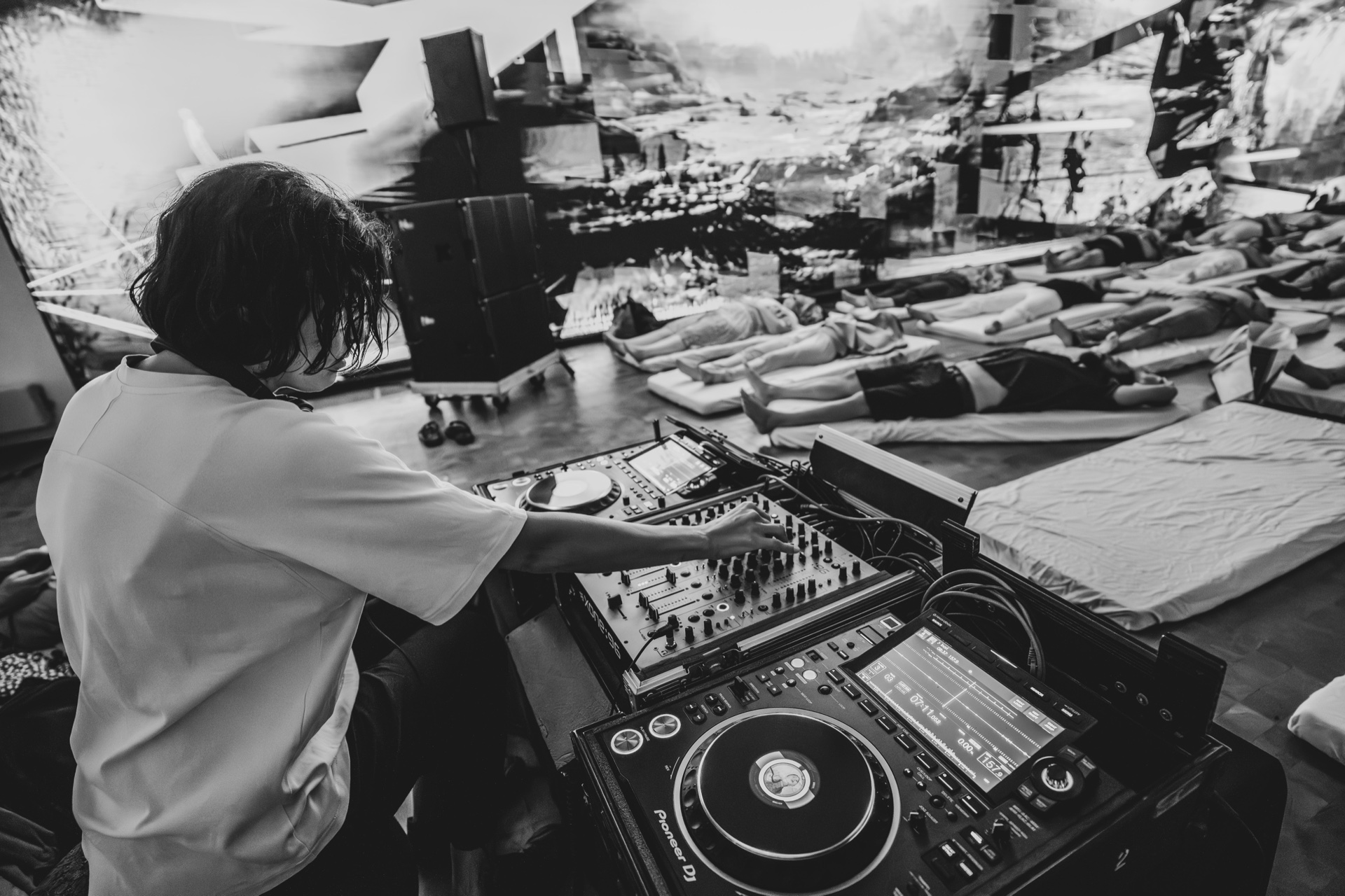 דיג'יי מצולם מהצד בשחור-לבן בזמן מופע