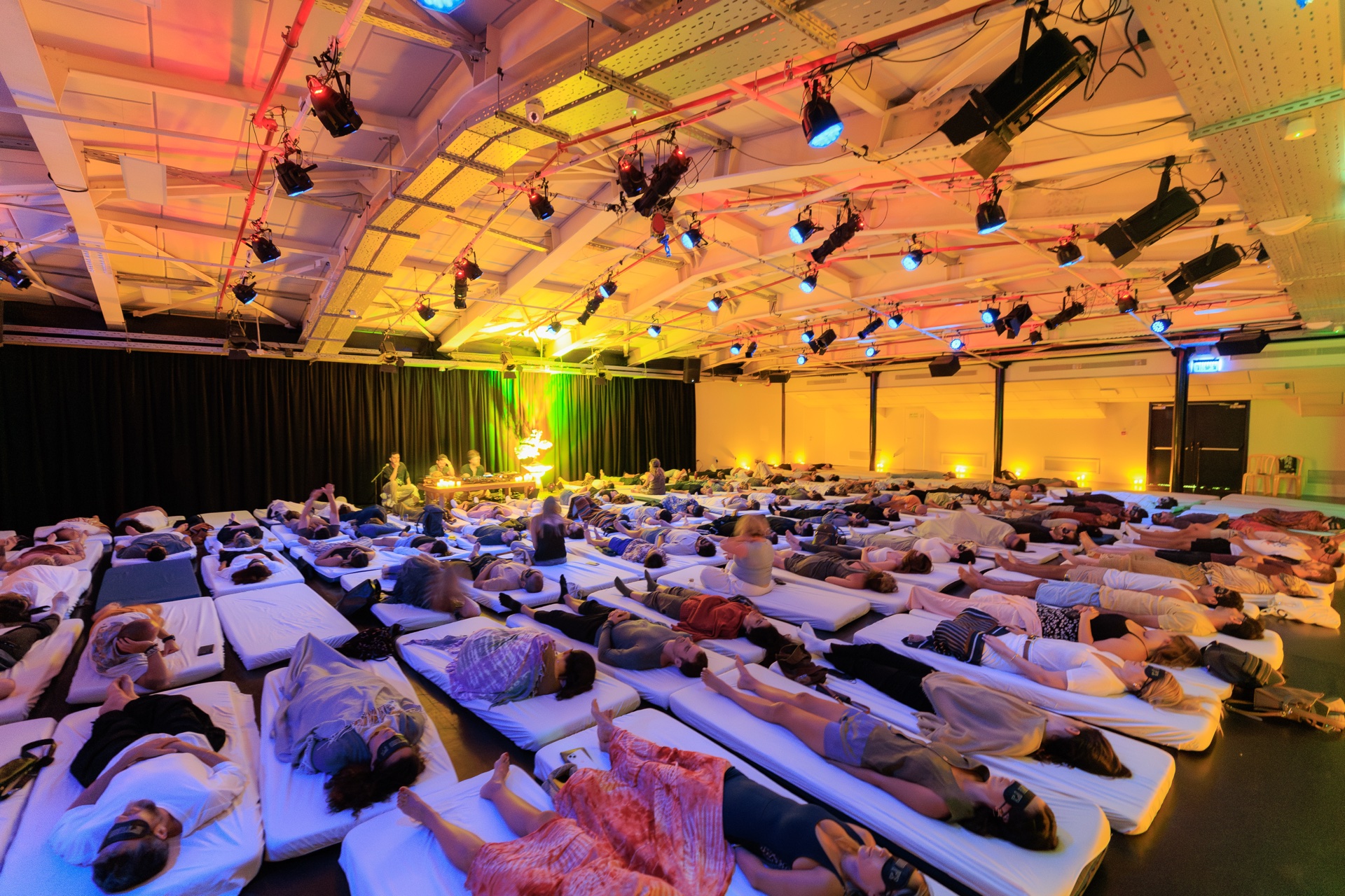 אולם מדיטציה עם משתתפים שוכבים על מזרנים