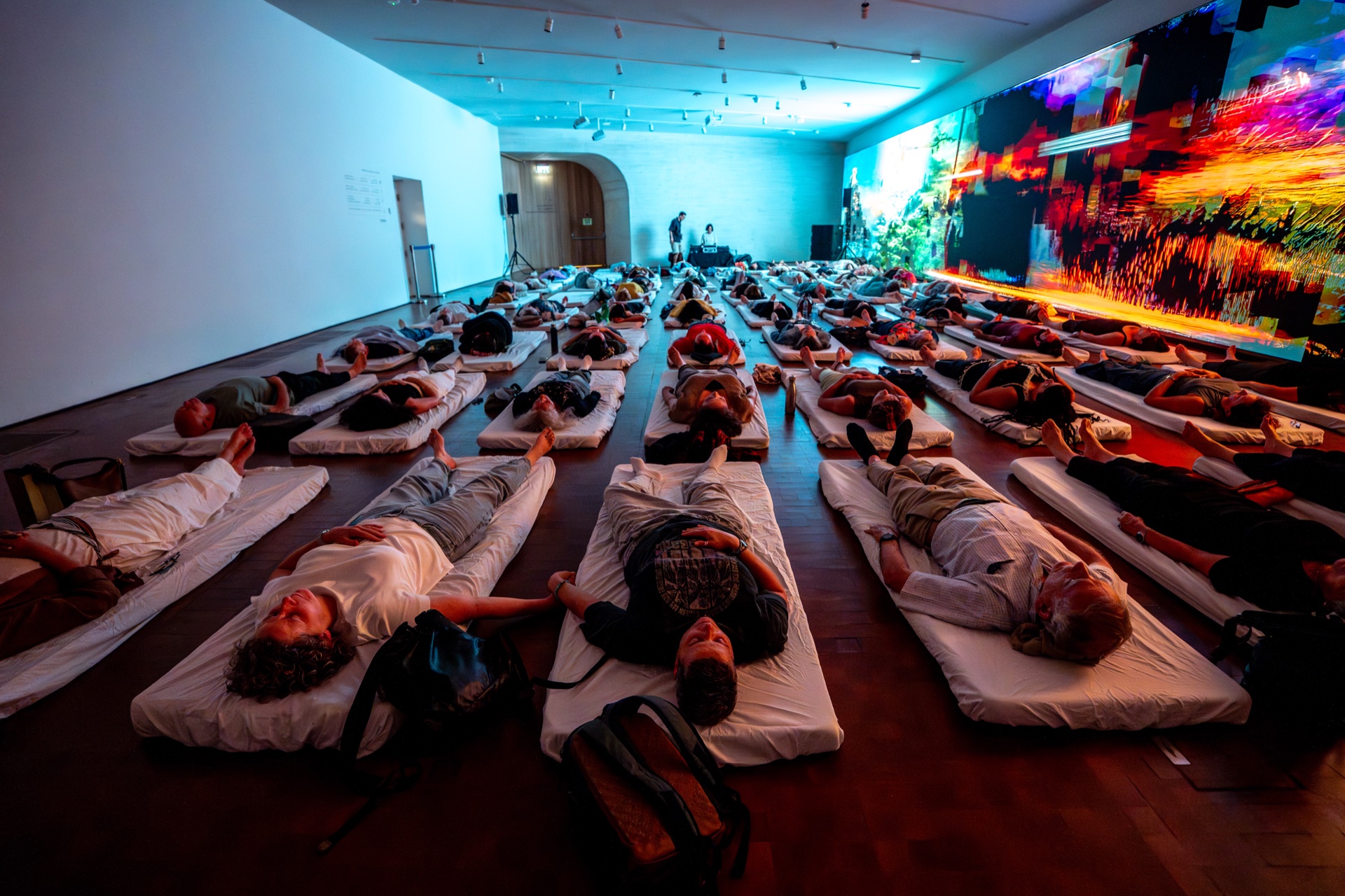 קהל שוכב על הרצפה במדיטציית סאונד במוזיאון תל אביב